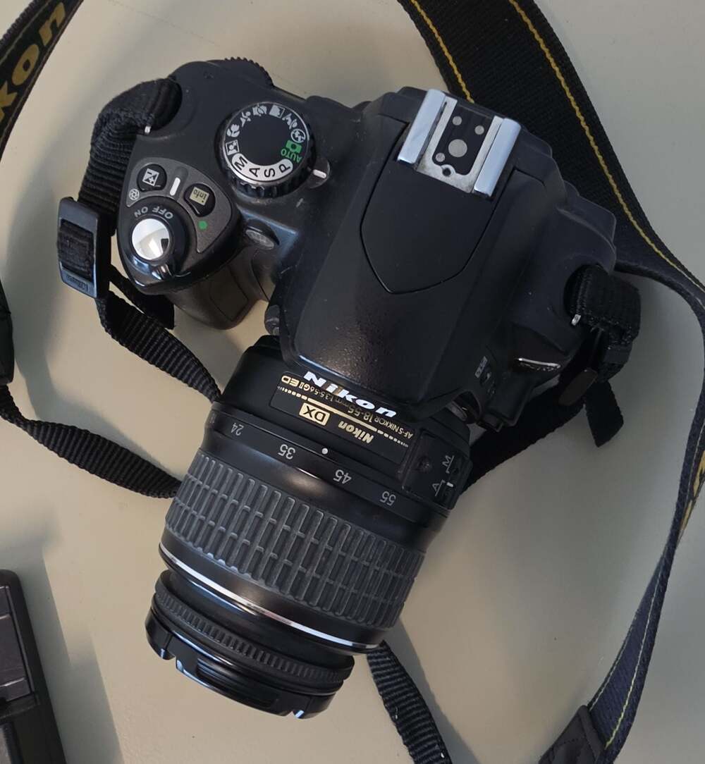 Nikon D40 6.1MP DSLR Camera with 18-55mm Lens and Battery Charger - Picture 8 of 13